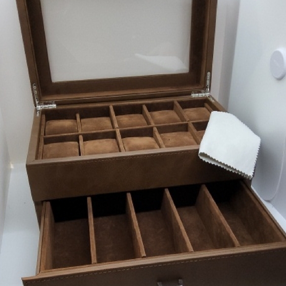 Elegant Brown Jewelry Organizer